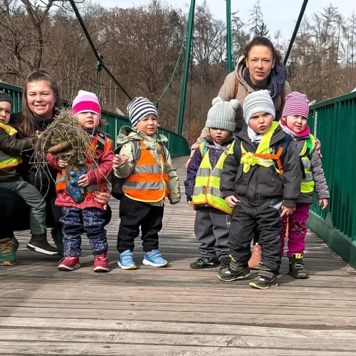 Děti na procházce přes most