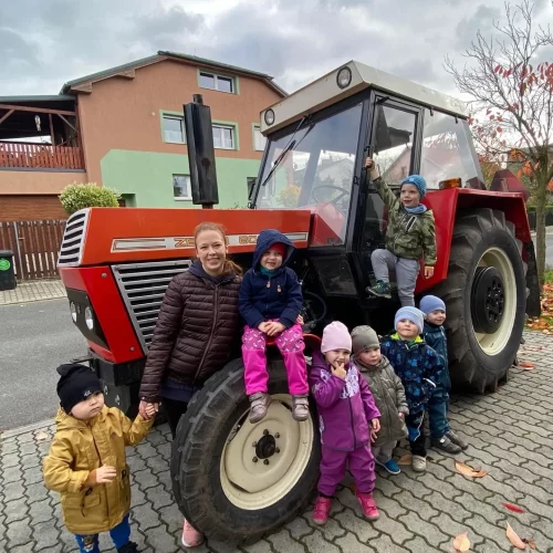 Děti u velkého traktoru